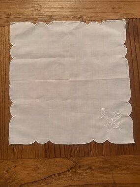 S/8 Vintage White Scalloped Edge Linen Napkin with Embroidered Corner